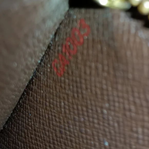 Louis Vuitton Sarah Wallet - Picture 7 of 8